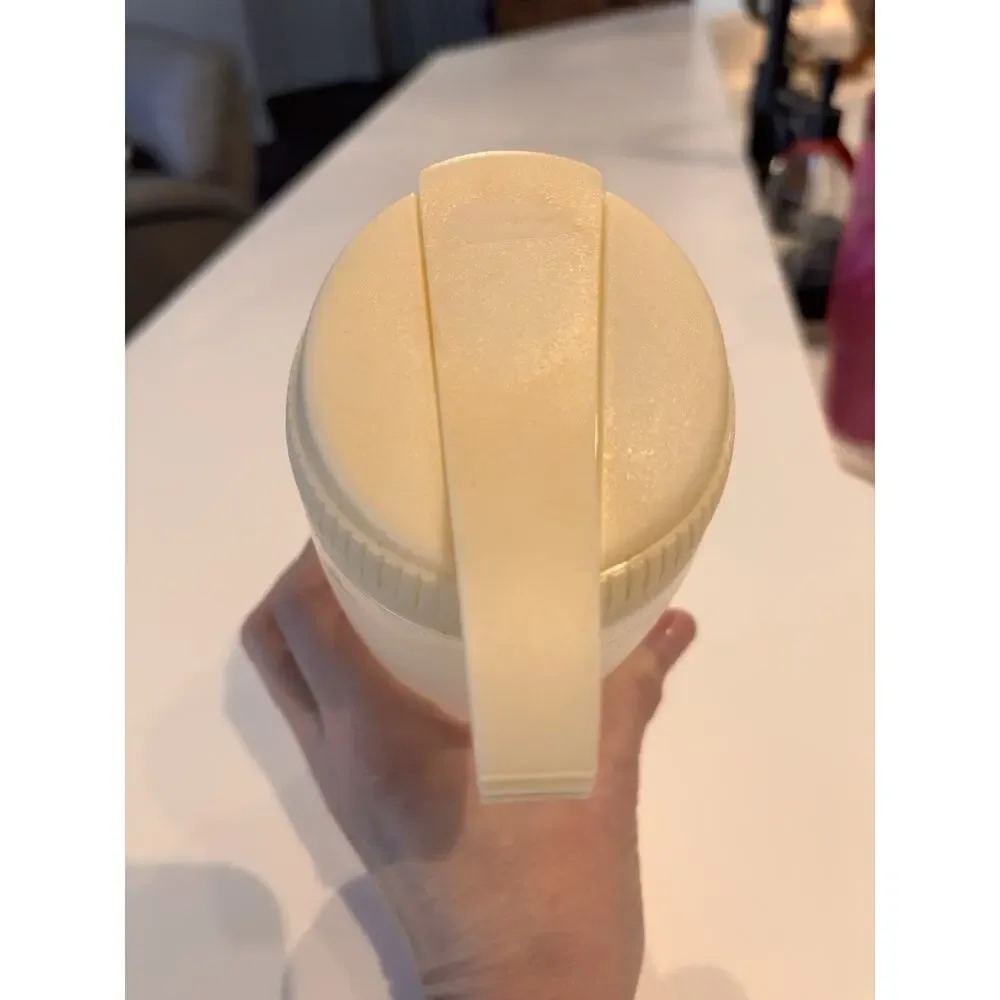 RUBBERMAID #309B 160Z SALAD DRESSING SHAKER W/FLIP TOP LID